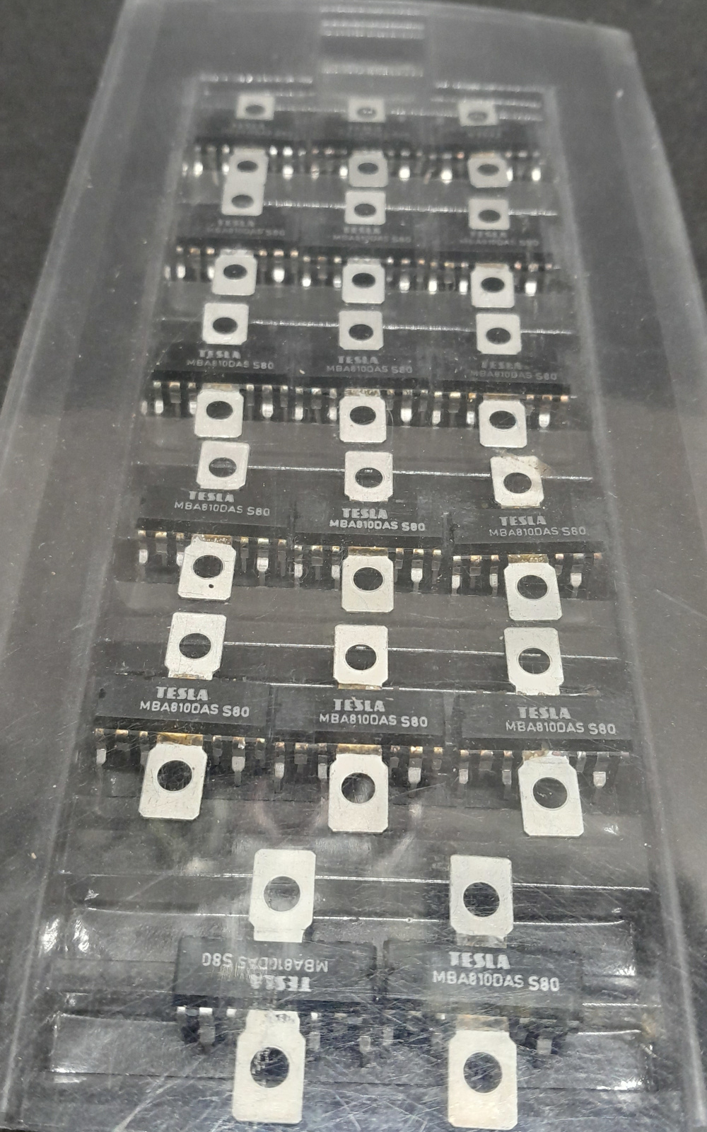 NF zesilovač MBA810DAS